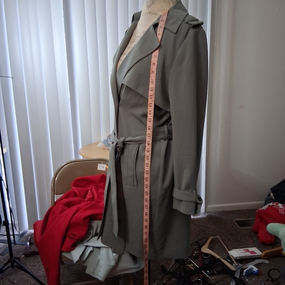 Elegant Women's Gray Trench Coat - Picture 8 of 10
